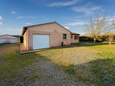 Gers (32) department, for sale in Barcelonne-du-Gers: Single-story, 4-room house with 105 m² of living space + attached garage and detached double garage on 1193 m² of land, in a quiet location