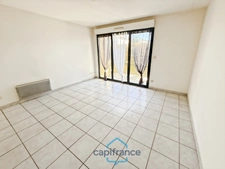 Dpt Landes (40), à vendre AIRE SUR L'ADOUR Appartement T2 de 40m² habitables en rez-de-chaussée + jardin de 35 m² et place de parking privative, proche du centre-ville et au calme