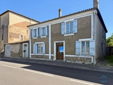 Dpt Landes (40), à vendre AIRE SUR L'ADOUR maison à rénover T6 de 200 m² habitables + garage attenant et dépendances sur 1314 m² de terrain au centre village