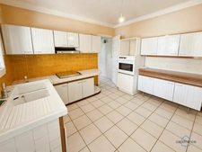 Landes (40) department, for sale in Aire-sur-l'Adour: a 96 sq m (1033 sq ft) 4-room house requiring renovation, plus a garage, on a 620 sq m (6,688 sq ft) plot of land, in a quiet location.