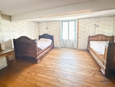 Dpt Landes (40), à vendre AIRE SUR L'ADOUR maison à rénover T6 de 200 m² habitables + garage attenant et dépendances sur 1314 m² de terrain au centre village