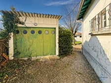 Landes (40) department, for sale in Aire-sur-l'Adour: a 96 sq m (1033 sq ft) 4-room house requiring renovation, plus a garage, on a 620 sq m (6,688 sq ft) plot of land, in a quiet location.