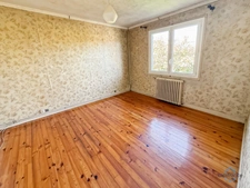 Landes (40) department, for sale in Aire-sur-l'Adour: a 96 sq m (1033 sq ft) 4-room house requiring renovation, plus a garage, on a 620 sq m (6,688 sq ft) plot of land, in a quiet location.
