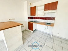 Dpt Landes (40), à vendre AIRE SUR L'ADOUR Appartement T2 de 40m² habitables en rez-de-chaussée + jardin de 35 m² et place de parking privative, proche du centre-ville et au calme
