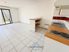 Dpt Landes (40), à vendre AIRE SUR L'ADOUR Appartement T2 de 40m² habitables en rez-de-chaussée + jardin de 35 m² et place de parking privative, proche du centre-ville et au calme
