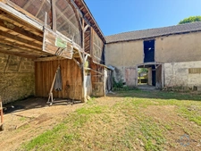 Dpt Landes (40), à vendre AIRE SUR L'ADOUR maison à rénover T6 de 200 m² habitables + garage attenant et dépendances sur 1314 m² de terrain au centre village