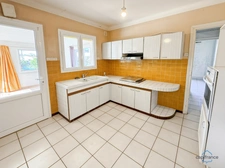Landes (40) department, for sale in Aire-sur-l'Adour: a 96 sq m (1033 sq ft) 4-room house requiring renovation, plus a garage, on a 620 sq m (6,688 sq ft) plot of land, in a quiet location.