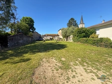 Dpt Landes (40), à vendre AIRE SUR L'ADOUR maison à rénover T6 de 200 m² habitables + garage attenant et dépendances sur 1314 m² de terrain au centre village