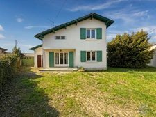 Landes (40) department, for sale in Aire-sur-l'Adour: a 96 sq m (1033 sq ft) 4-room house requiring renovation, plus a garage, on a 620 sq m (6,688 sq ft) plot of land, in a quiet location.