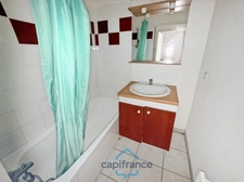 Dpt Landes (40), à vendre AIRE SUR L'ADOUR Appartement T2 de 40m² habitables en rez-de-chaussée + jardin de 35 m² et place de parking privative, proche du centre-ville et au calme