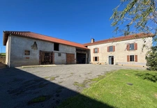 Dpt Hautes Pyrénées (65), à vendre VILLEMBITS grande maison T4 de 180 m² + grandes dépendances avec activité de gîtes sur 2900 m² de terrain, au calme