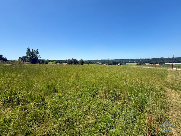 Dpt Gers (32), à vendre BERNEDE terrain constructible de 1335 m² viabilisé et borné, au calme