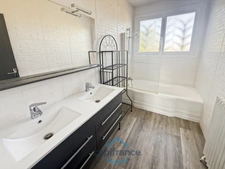 Dpt Gers (32), à vendre RISCLE très belle maison T8 de 220 m² habitables + grand garage et dépendances sur 875 m² de terrain, au calme