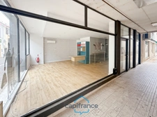 Dpt Landes (40), à vendre AIRE SUR L'ADOUR Local/Bureaux de 72m² utilisables + cave, bon emplacement au centre-ville