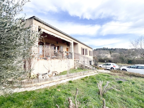 Maison individuelle 5 pièces 4 chambres 123 m² avec sous-sol complet, terrain 1300 m² et vue panoramique à REILLANNE (04)