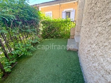 Maison de village à vendre à Céreste-en-Luberon – 2 chambres, terrasse, aucun travaux