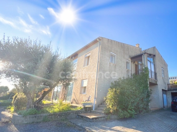 Villa rare à vendre à Forcalquier (04) - 220m2, 7 pièces 6 chambres, jardin 800m2, Fort Potentiel