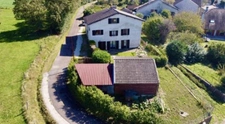 Et si cette maison cachait bien plus qu'une simple adresse...
