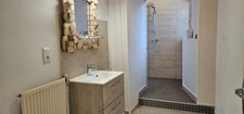 À vendre : Appartement avec 2 chambres, bureau et cour privative dans maison en pierre