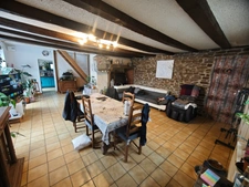 Et si cette maison cachait bien plus qu'une simple adresse...