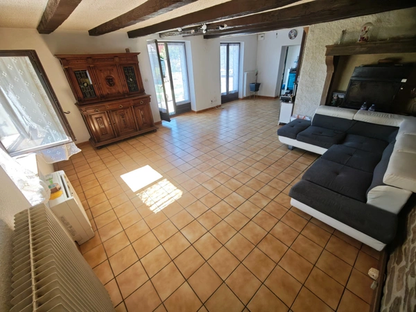 Et si cette maison cachait bien plus qu'une simple adresse...