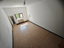 Et si cette maison cachait bien plus qu'une simple adresse...