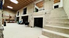 À Meaux – Espace, fonctionnalité et confort ! Entrepôt de 326 m² sur deux niveaux avec bureaux + maison de 85 m² (2 chambres ou bureaux). Parfait pour allier activité professionnelle et habitation.