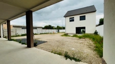 À Meaux – Espace, fonctionnalité et confort ! Entrepôt de 326 m² sur deux niveaux avec bureaux + maison de 85 m² (2 chambres ou bureaux). Parfait pour allier activité professionnelle et habitation.