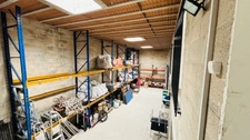 À Meaux – Espace, fonctionnalité et confort ! Entrepôt de 326 m² sur deux niveaux avec bureaux + maison de 85 m² (2 chambres ou bureaux). Parfait pour allier activité professionnelle et habitation.