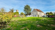 Une longère, mille possibilités pour vos plus beaux projets : 7 chambres, 2 niveaux, piscine.