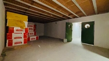 À Meaux – Espace, fonctionnalité et confort ! Entrepôt de 326 m² sur deux niveaux avec bureaux + maison de 85 m² (2 chambres ou bureaux). Parfait pour allier activité professionnelle et habitation.
