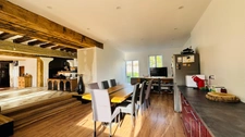 Une longère, mille possibilités pour vos plus beaux projets : 7 chambres, 2 niveaux, piscine.
