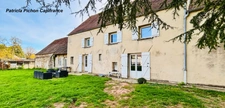 Une longère, mille possibilités pour vos plus beaux projets : 7 chambres, 2 niveaux, piscine.