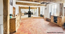 Une longère, mille possibilités pour vos plus beaux projets : 7 chambres, 2 niveaux, piscine.