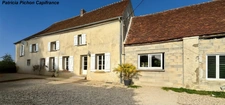 Une longère, mille possibilités pour vos plus beaux projets : 7 chambres, 2 niveaux, piscine.