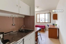 Clichy – Rue Martre, au pied du métro M13 “Mairie de Clichy” : studio meublé en résidence étudiante