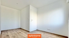 Appartement en rez-de-chaussée, entièrement rénové, lumineux, deux chambres, parking.