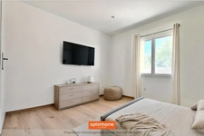 Appartement en rez-de-chaussée, entièrement rénové, lumineux, deux chambres, parking.