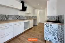 Appartement en rez-de-chaussée, entièrement rénové, lumineux, deux chambres, parking.