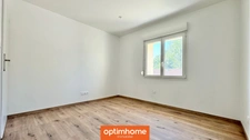 Appartement en rez-de-chaussée, entièrement rénové, lumineux, deux chambres, parking.