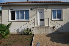 Maison de plain-pied avec garage et un jardin arboré à Saint-Cybard, Angoulême