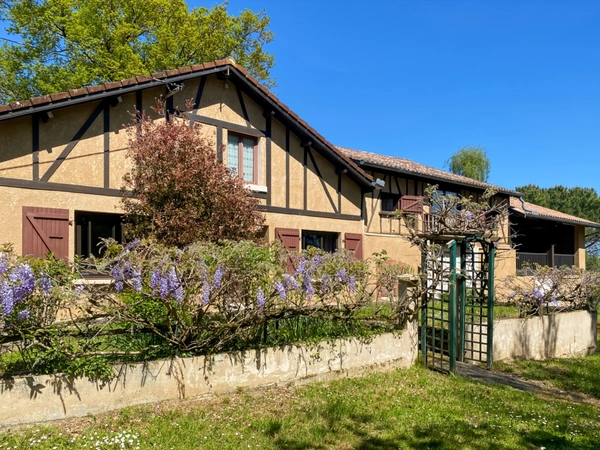Dpt Gers (32), à vendre proche de NOGARO maison P8 de 180 m² - Terrain de 5498,00 m² - Plain pied
