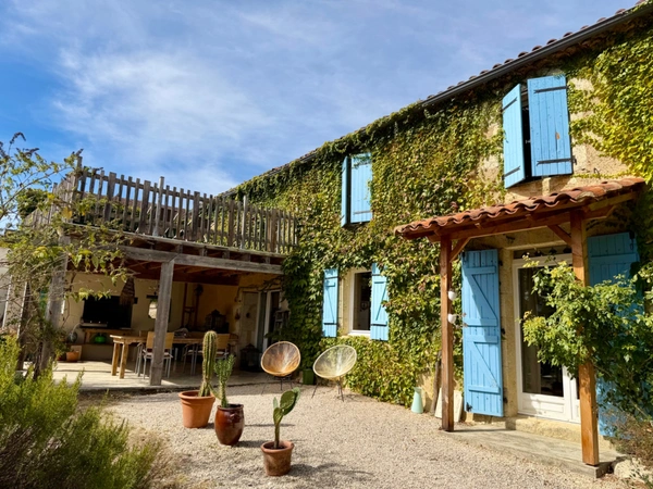 Propriété avec 2 gîtes, une chambre d'hôtes et 2 piscines - 2,2 hectares - VIC FEZENSAC (32)