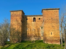 Medieval castle - 210 m2 of living space - 5087 m2