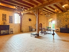Medieval castle - 210 m2 of living space - 5087 m2