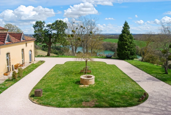 A vendre proche de MARCIAC (32) - Château de 32 pièces - 1540 m2 habitables - Domaine de 5,8 hectares 