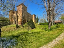 Medieval castle - 210 m2 of living space - 5087 m2