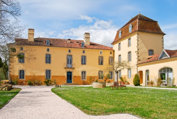 A vendre proche de MARCIAC (32) - Château de 32 pièces - 1540 m2 habitables - Domaine de 5,8 hectares 