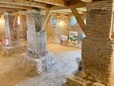 Medieval castle - 210 m2 of living space - 5087 m2
