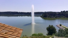 Vue panoramique en première ligne sur l'Étang de l'Olivier – Demeure de caractère avec exceptionnel potentiel de valorisation